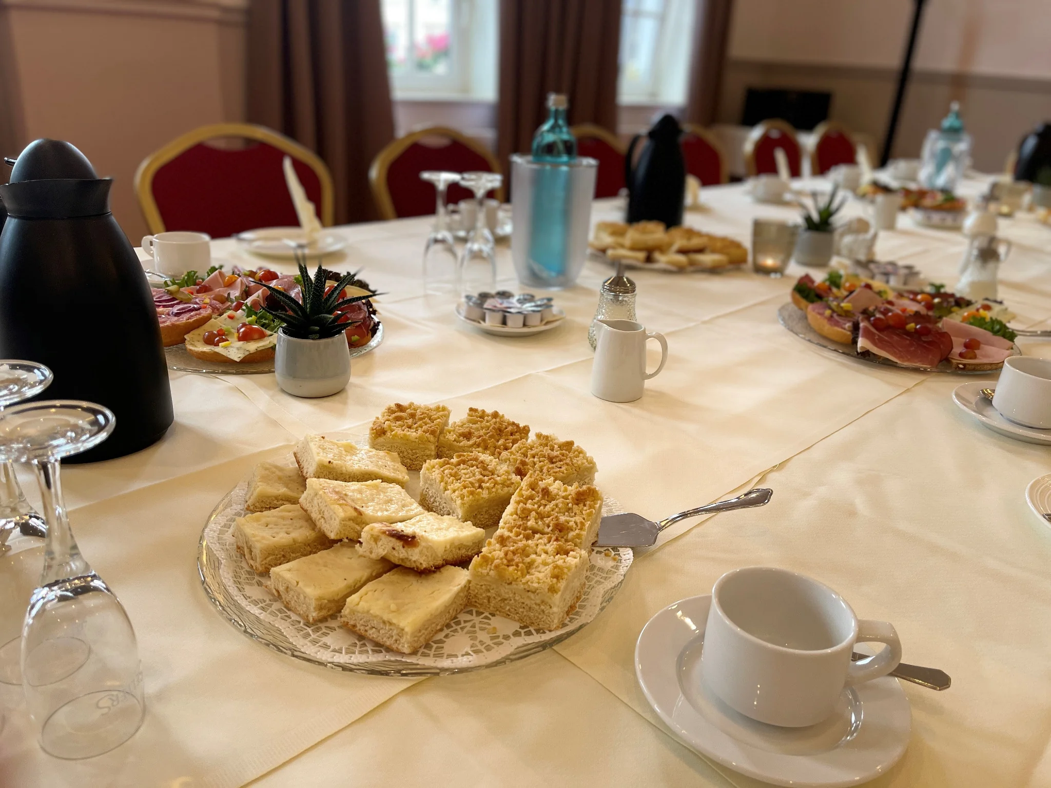 Tagungsraum mit Kaffeetafel und Catering im Hotel Goldene Krone